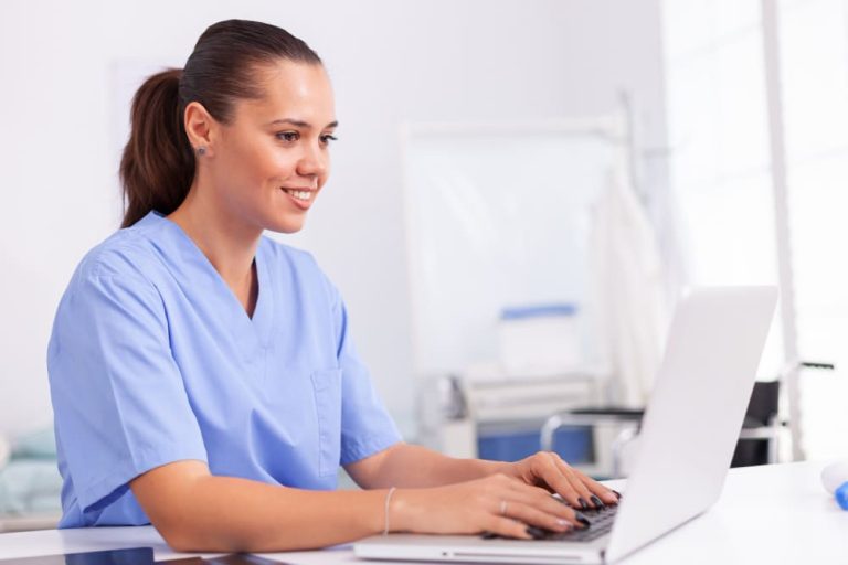 Dentista enviando un e-mail